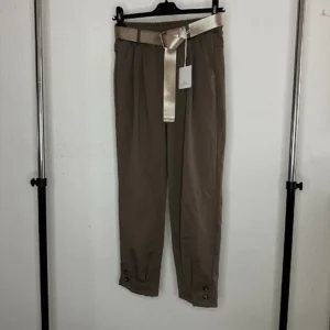 Elegant tapered trousers with belt