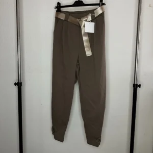 Elegant tapered trousers with belt