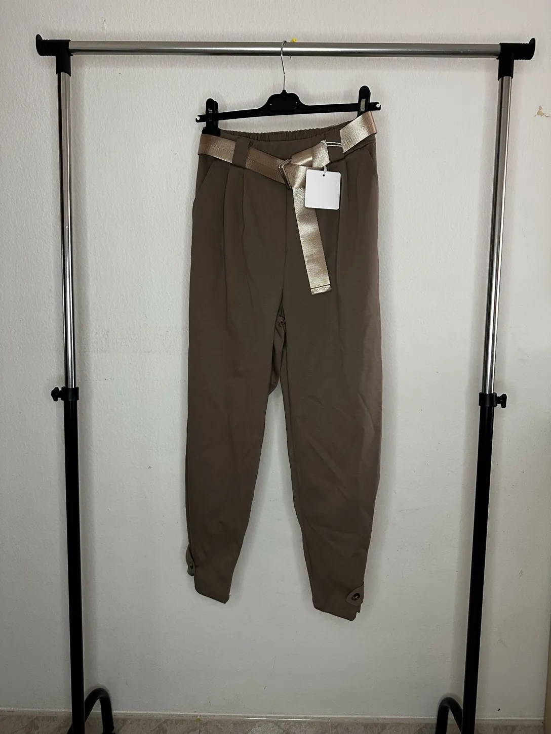 Elegant tapered trousers with belt